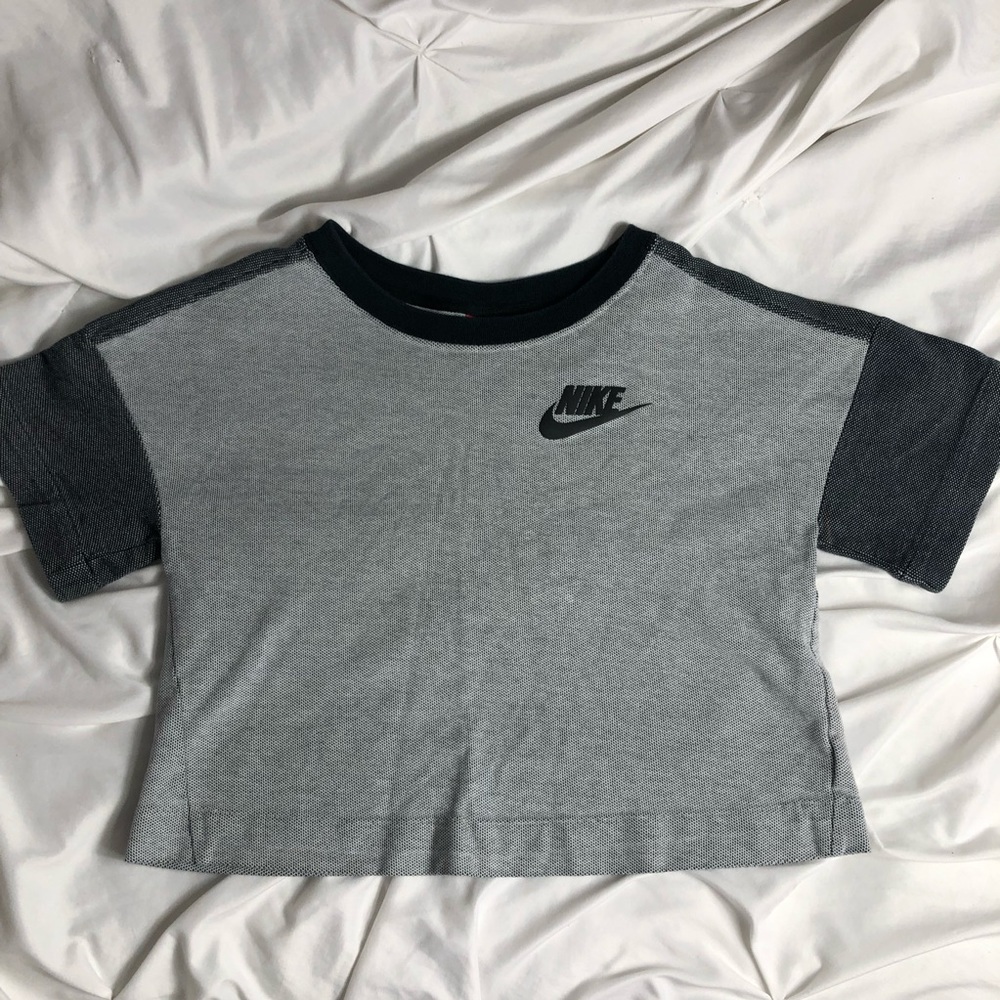 Cropped Nike workout top